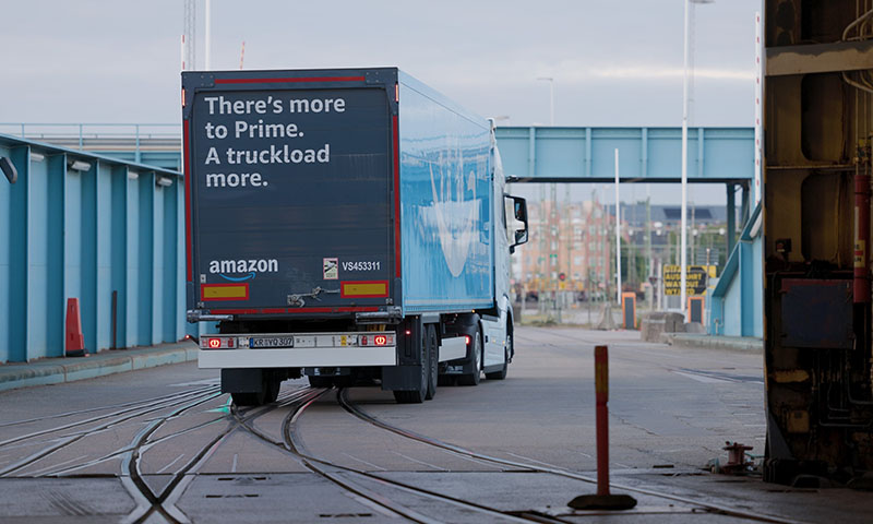 Camión de Amazon entrando en puerto