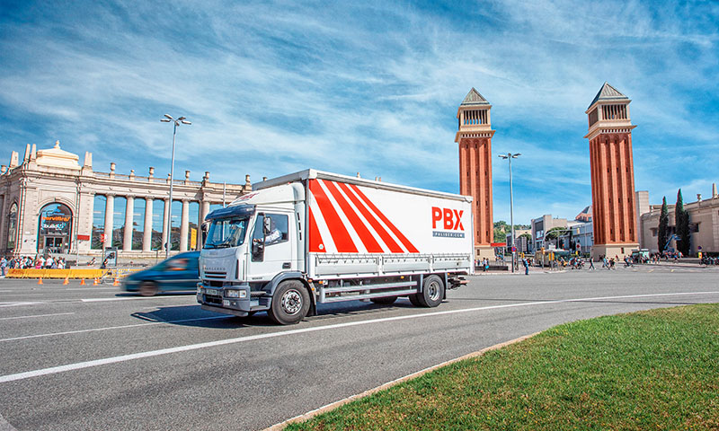 Camión circulando por la zona de bajas emisiones de Barcelona