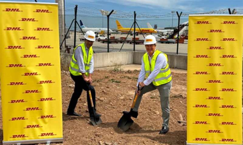 Miguel Borrás, director general de DHL Express España (izq.) y  Jesús Sánchez, director general de DHL Aviación Iberia (dcha) durante una visita al terreno en el que se situará el hub de Barcelona