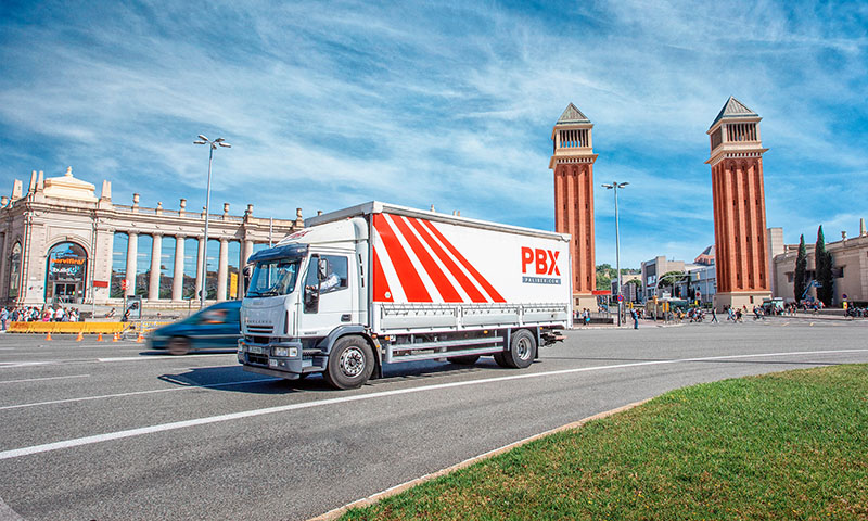 Camión Mestrans circulando por Barcelona